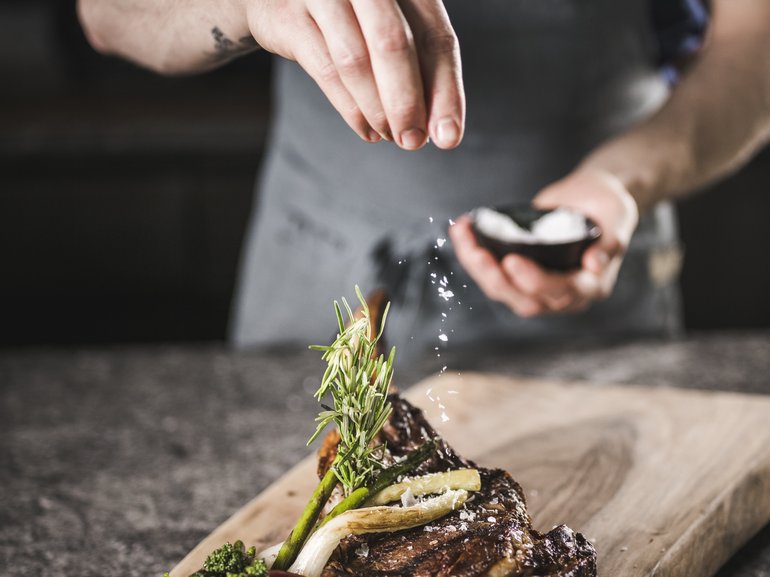 Steak gewuerzt mit Beilagen