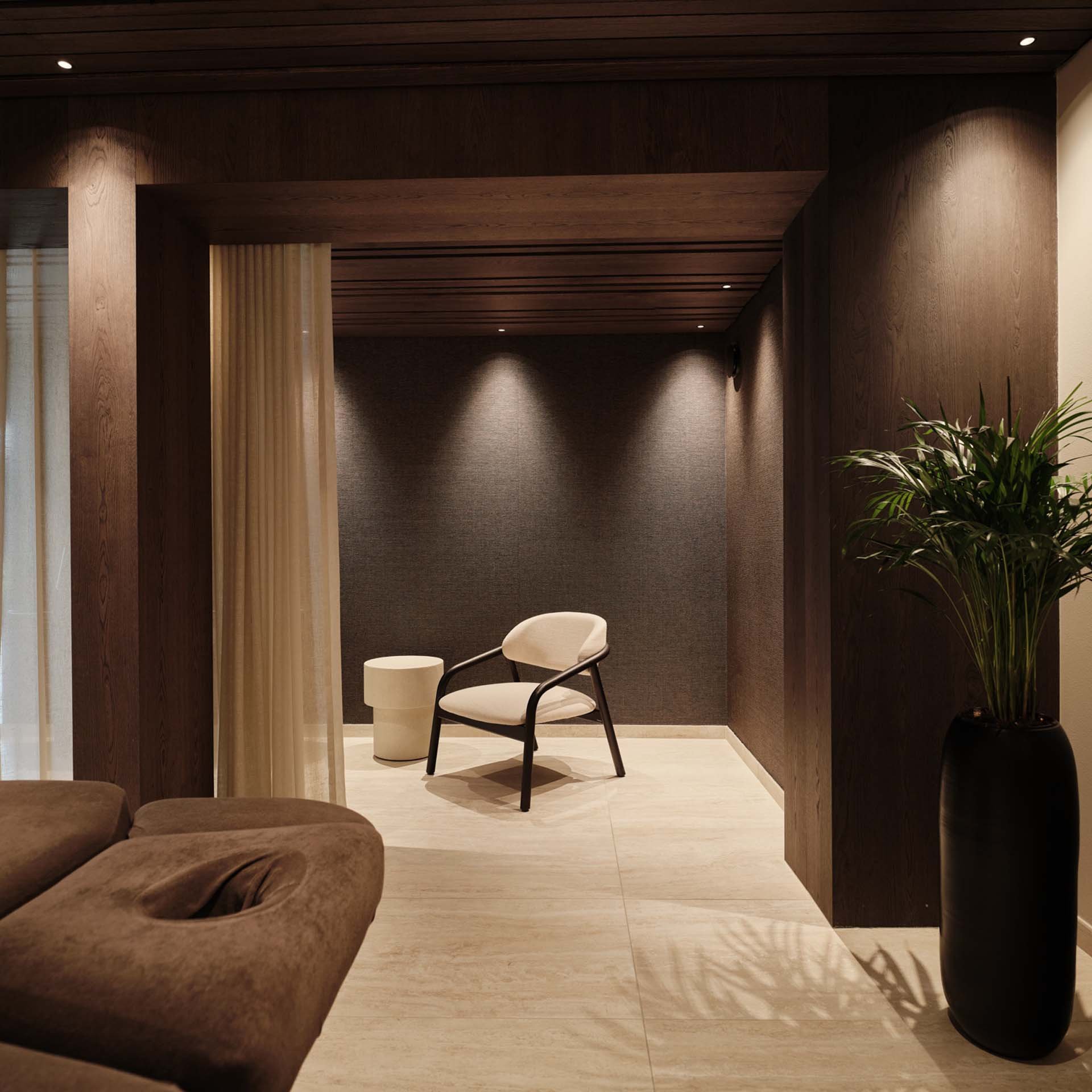 Moderner Entspannungsraum mit Sessel, Beistelltisch und großem Pflanzenvasen