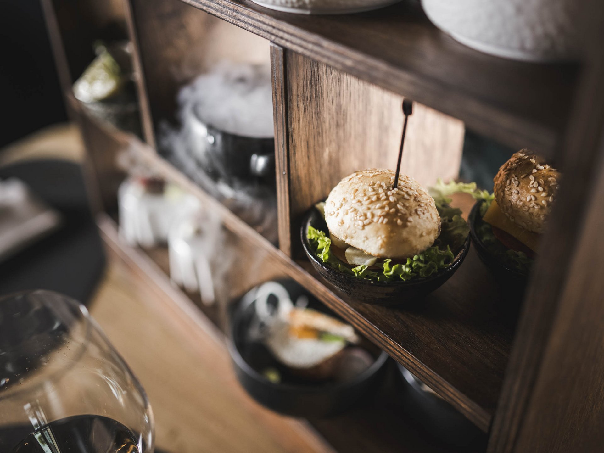 Dorf Tirol: accommodation with style and good food Small burger in bowl displayed on wooden shelf