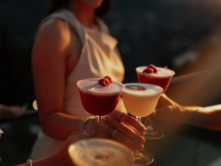 Eines der schönsten Familiehotels in Dorf Tirol Bunte Cocktails zum Aperitif bei Dämmerung