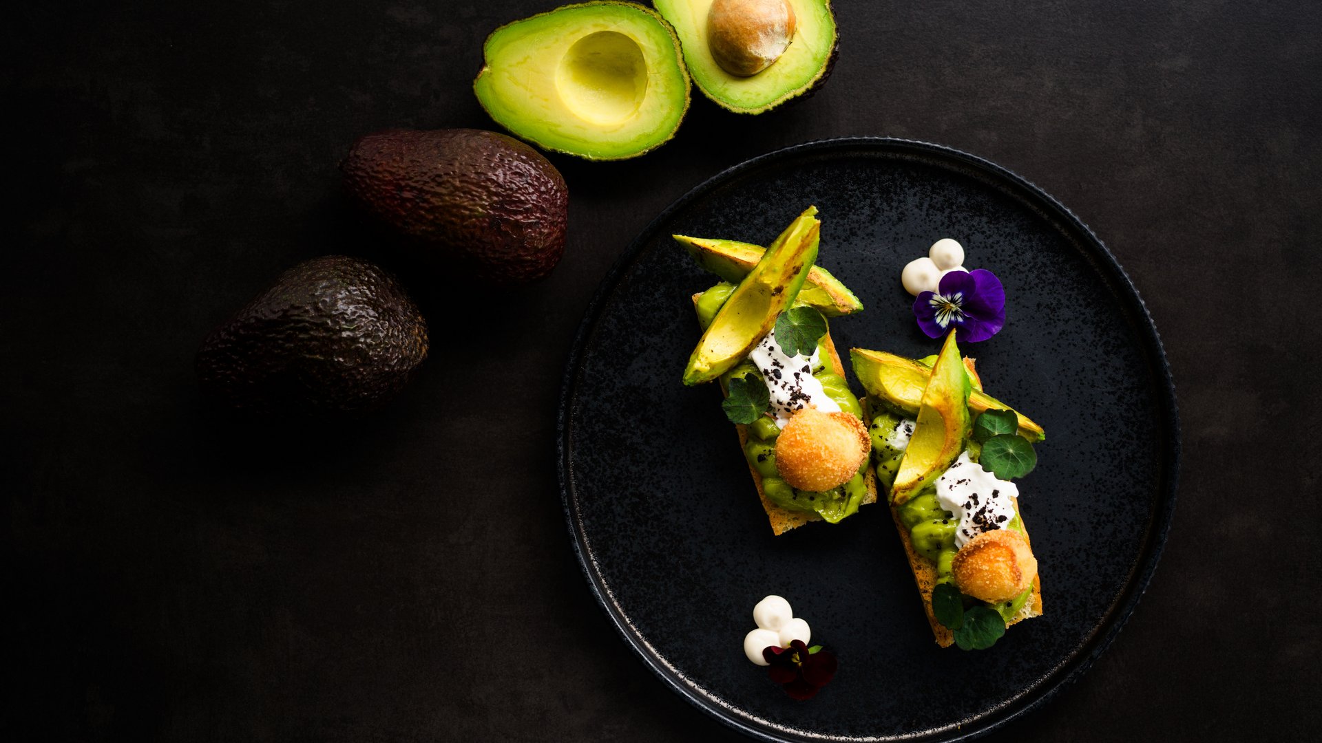 Avocadomousse auf Cracker