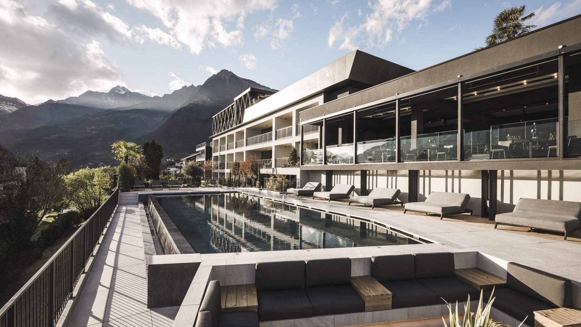 SomVita Suites: your hotel with a pool in Dorf Tirol