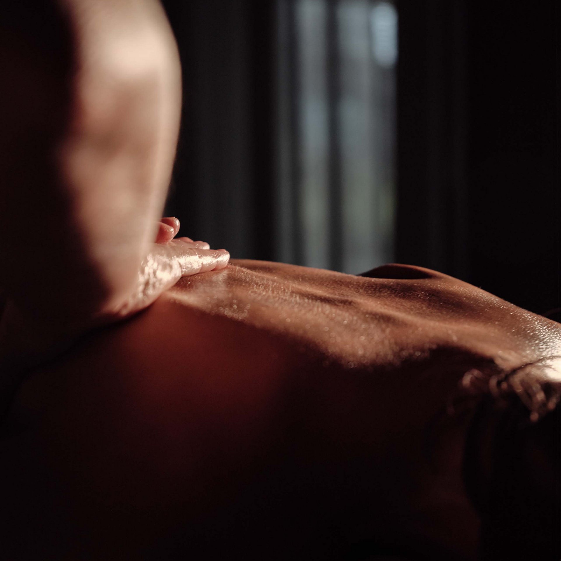 Nahaufnahme einer Hand, die eine Rückenmassage gibt