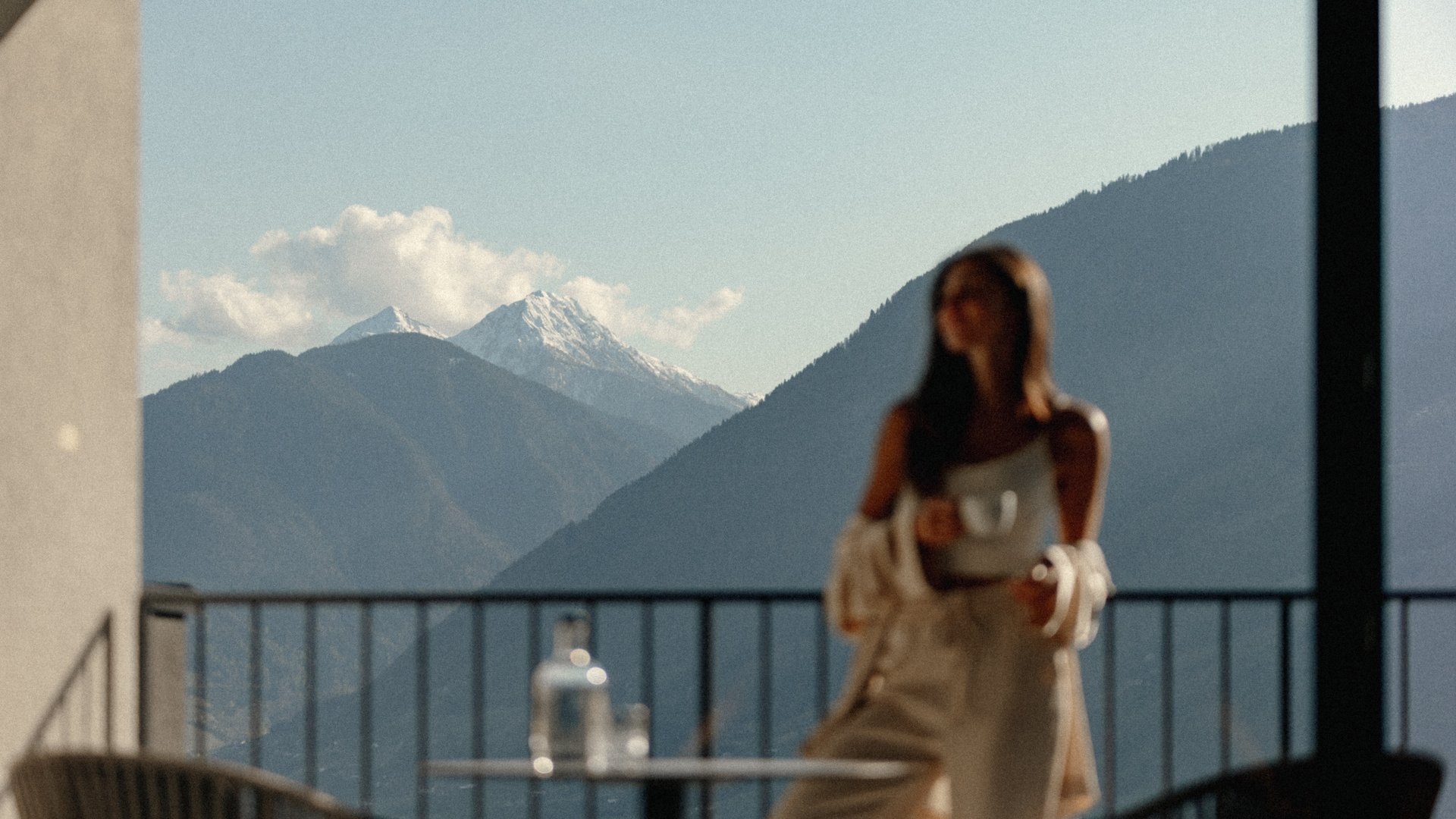 Das wohl schönste Hotel in Dorf Tirol Frau mit Tasse auf einem Balkon mit Blick auf die Berge