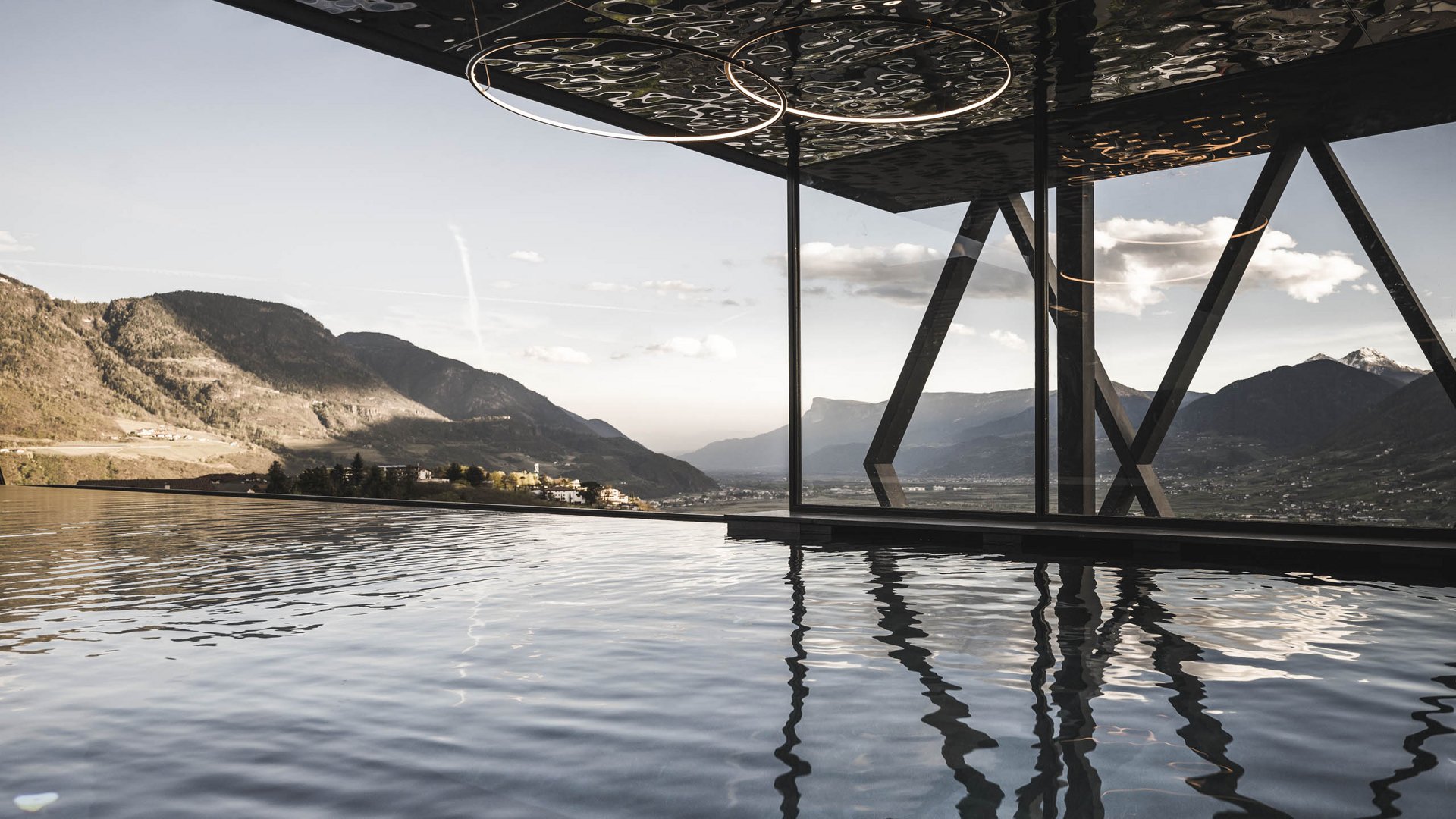 SomVita Suites: your hotel with a pool in Dorf Tirol
